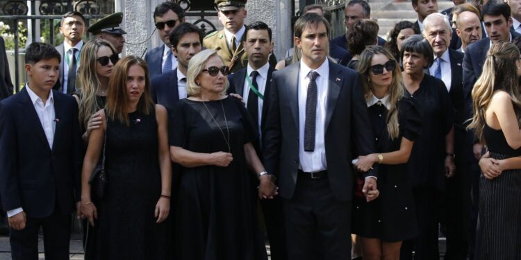 Una multitud y el Estado en pleno despidieron a Sebastián Piñera