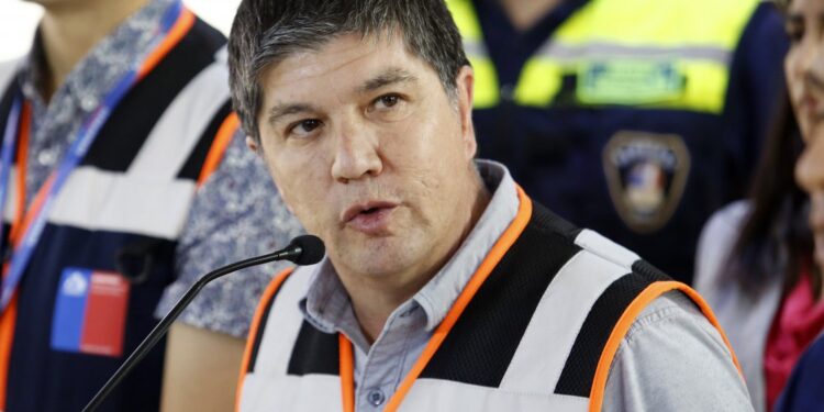 Instalarán 2.400 luminarias y 160 estanques de agua en barrios afectados por incendios