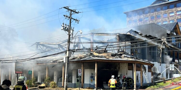 Tres fallecidos deja incendio en mall chino de Puerto Varas
