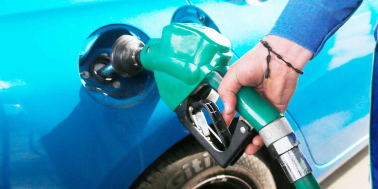 Precio de bencina sufrirá fuerte alza: Revisa cuánto subirán los valores desde este jueves