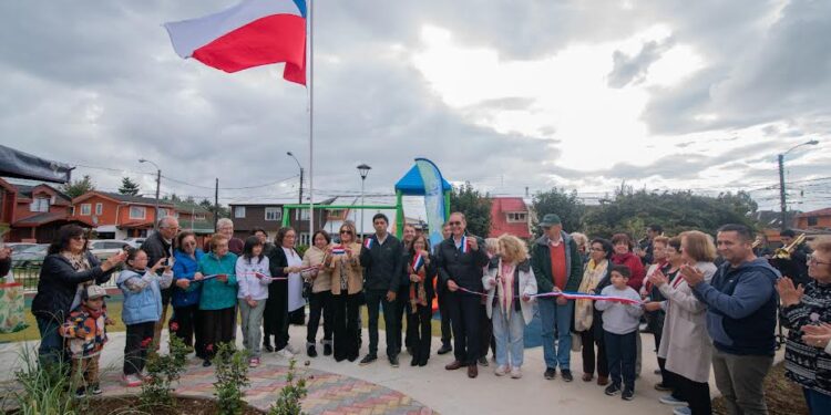 Vecinos inauguran «plaza Las Dalias» en población Bernardo O’higgins en Osorno