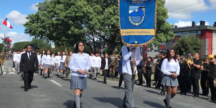 Mil estudiantes participaron en desfile por aniversario 466 de Osorno 