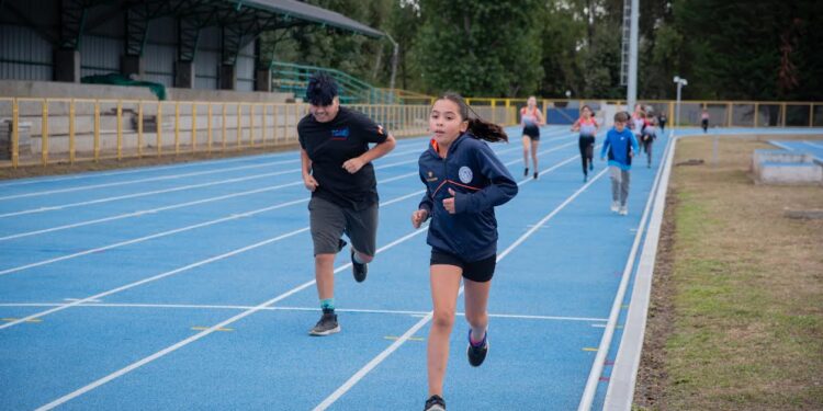 Abren al uso pista de atletismo en Villa Olímpica de Osorno
