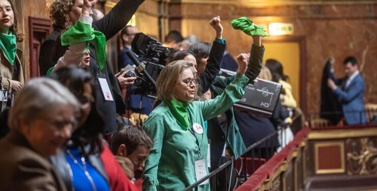 Francia se convierte en el primer país del mundo que consagra el derecho al aborto en su Constitución