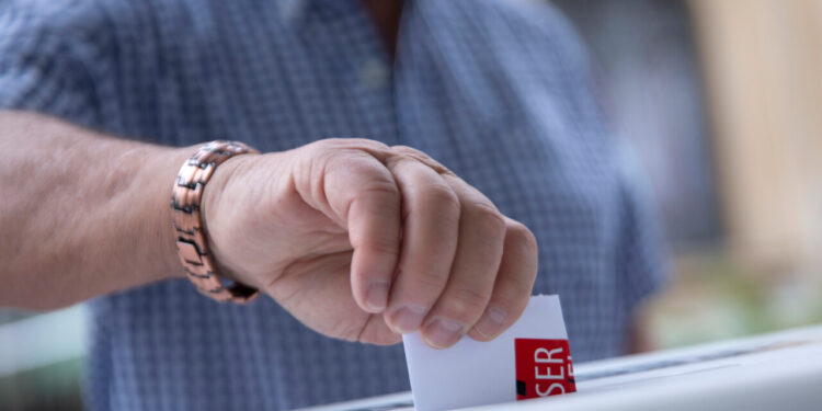 Servel propone realizar en dos días las elecciones municipales y regionales de octubre