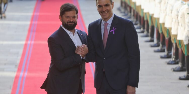 Pedro Sánchez llegó a La Moneda para reunirse con pdte. Boric: Asistirá a acto por el 8M