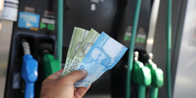 Combustibles subirían $60 pesos en menos de 30 días: Bencina de 93 octanos llegará a cifra récord