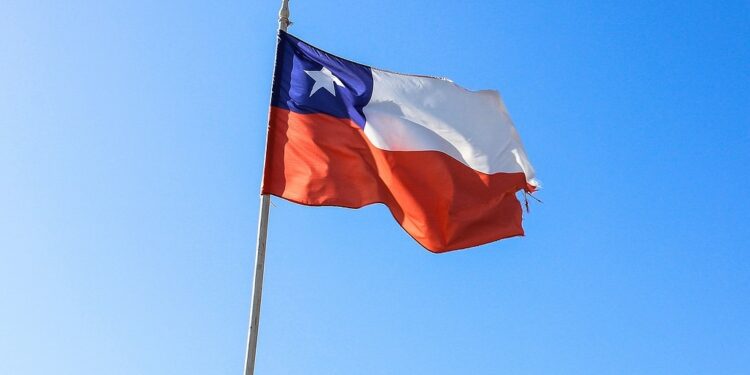 Cámara aprueba la obligatoriedad de entonar el himno nacional e izar la bandera en colegios