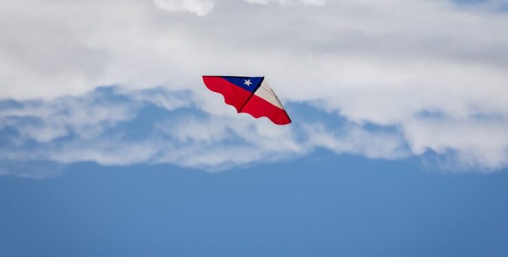 Por sobre Brasil: Estudio internacional posiciona a Chile como el 38° país más feliz del mundo