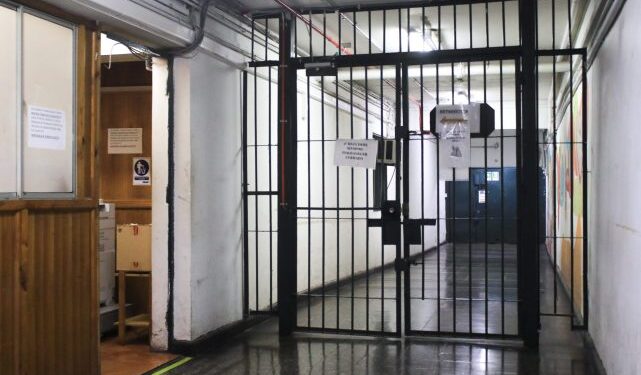 Reportan fuga de dos reos desde penal de Estudio y Trabajo en Osorno