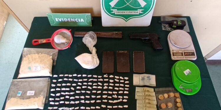 Detienen a dos sujetos por tráfico de drogas e infracción a ley de armas en Osorno