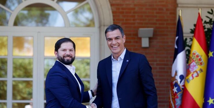 Jefe del Gobierno español llega este jueves al país: ¿Qué hará Pedro Sánchez con el pdte. Boric en Chile?
