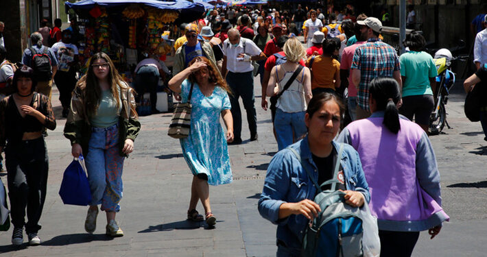 Estudio: Mujeres chilenas son las que más inseguras se sienten (83%) al caminar solas en la calle
