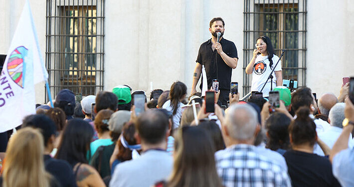 Boric se suma a manifestación a su favor en La Moneda y afirma: «Sigue habiendo un malestar profundo»