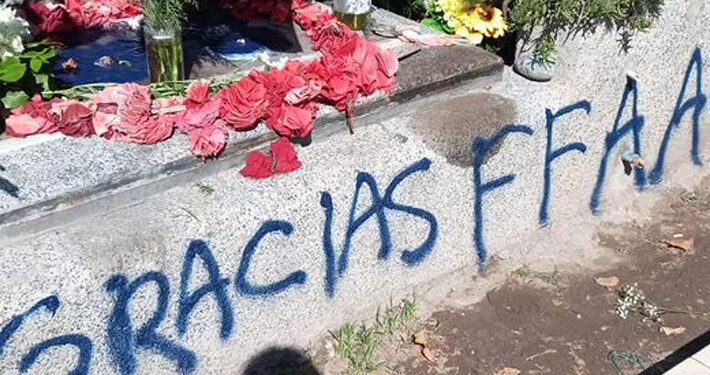 Denuncian vandalización de tumba de Víctor Jara y su esposa Joan en el Cementerio General