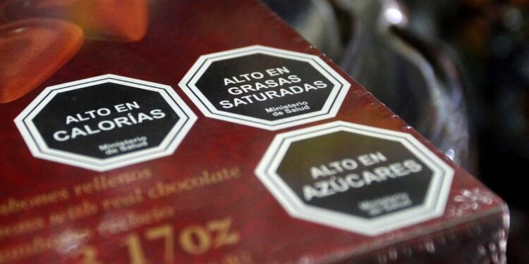 Proyecto restringirá la venta de alimentos «altos en» cerca de colegios