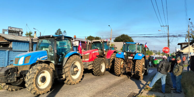 Agricultores cortan ruta 5 en región de La Araucanía en protesta a precio del trigo