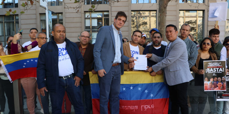 Venezolanos en Chile piden a Boric interceder para poder votar en las presidenciales
