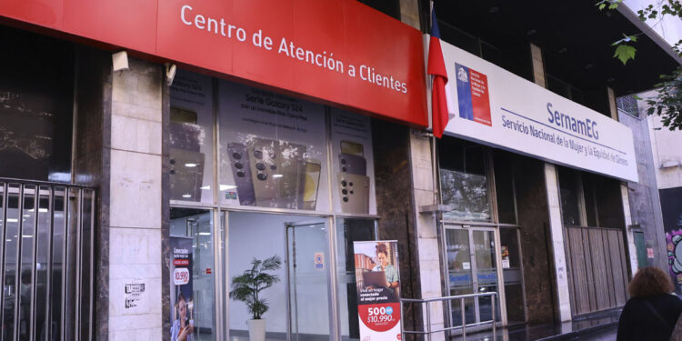 Roban tienda telefónica a través de un forado en oficina de Sernameg