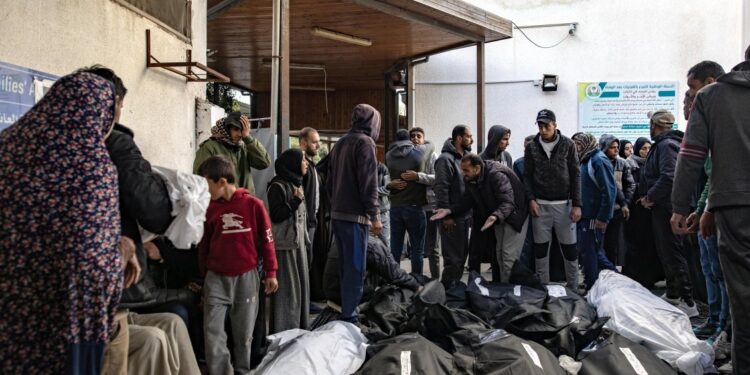 Israel atacó otra vez a gazatíes que esperaban ayuda humanitaria: hay decenas de muertos