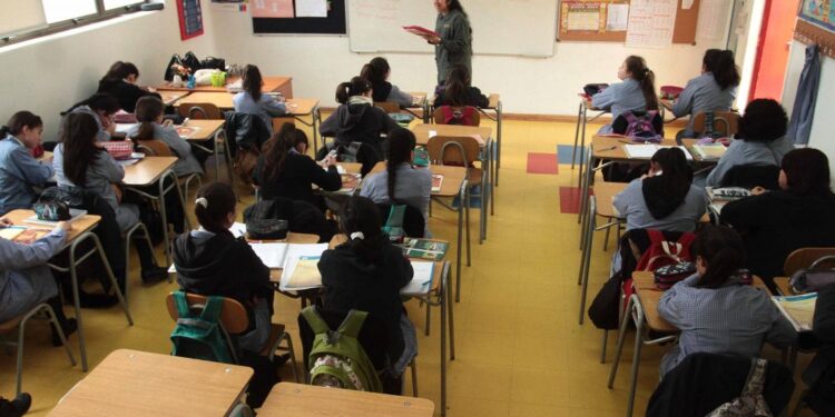 Vuelta a clases: Cerca de 3.000 estudiantes aún no consiguen matricularse