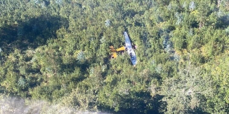 Avioneta capotó en Los Ríos: Piloto falleció y dos ocupantes están lesionados