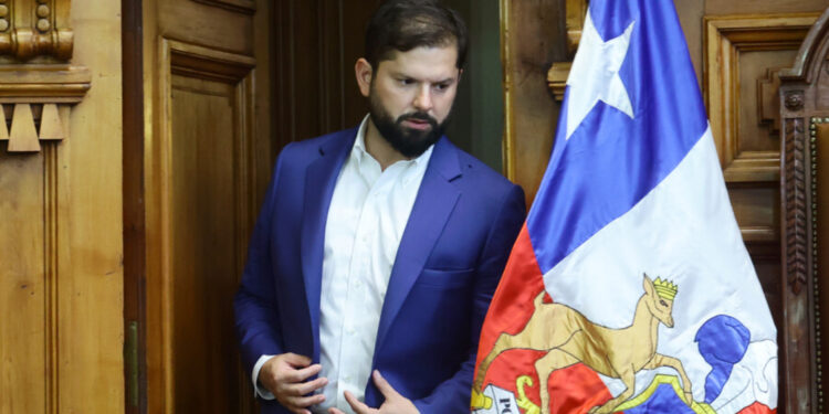 Cadem: Dos de cada tres chilenos reprueban la gestión de Boric