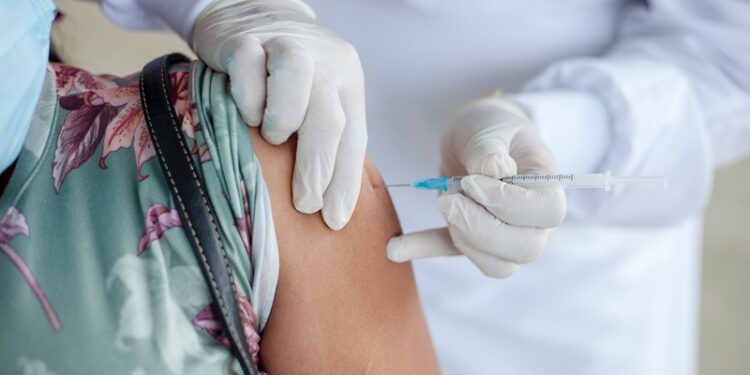 Minsal llama a vacunarse: Chile es el primer país de Latinoamérica en traer medicamento contra virus sincicial