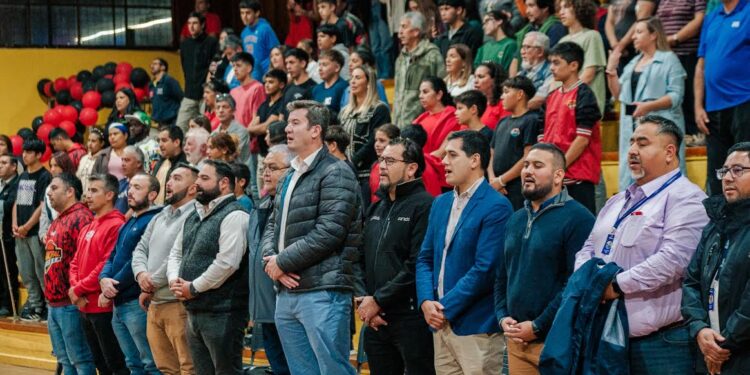 Con partido y ceremonia inaugural en gimnasio de Gorbea se inició nueva temporada de Liga Saesa
