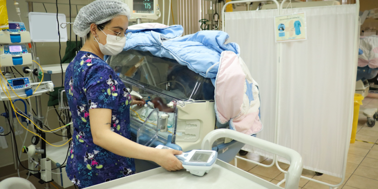 Muestras de sangre con sólo 2 gotitas:  Hospital Osorno suma nuevo equipo para Neonatología 