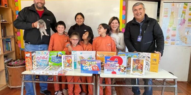 Saesa entrega aporte a estudiantes de escuela Santa Elvira de Puyehue