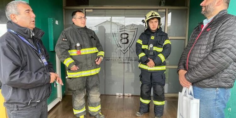 Una tablet para mejorar georreferenciación en emergencias aportó Saesa a la 8va Compañía de Bomberos de Osorno