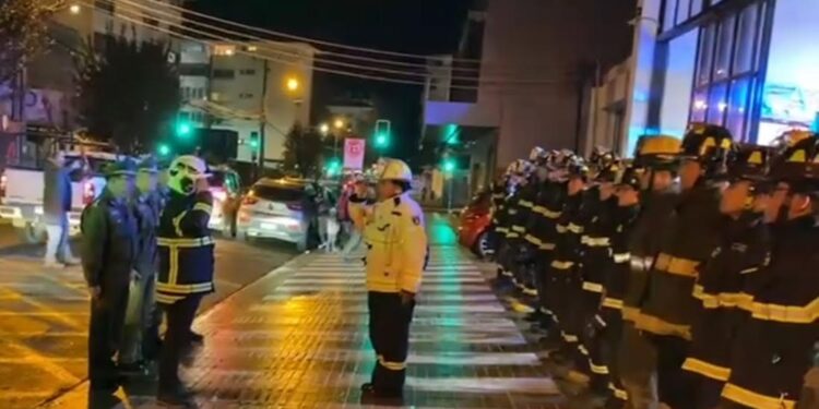 Bomberos de Osorno se sumó a sonido de sirenas como homenaje a carabineros fallecidos en Cañete
