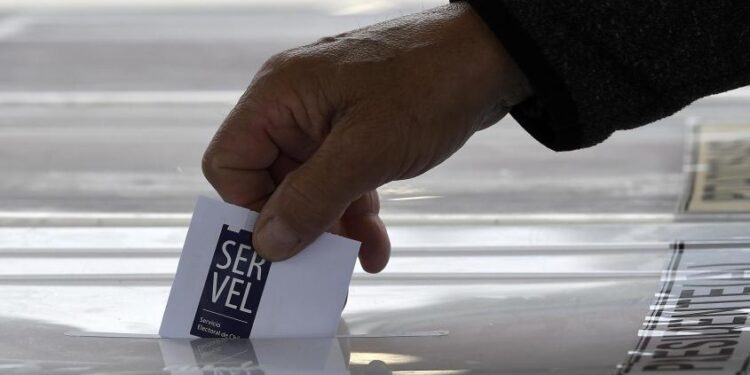 Diputado propone voto voluntario para personas entre 18 y 28 años