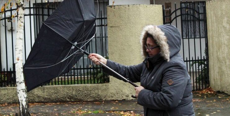 Senapred advierte sobre riesgo de colapso en redes eléctricas ante vientos de 90 km/h en diversas regiones del país