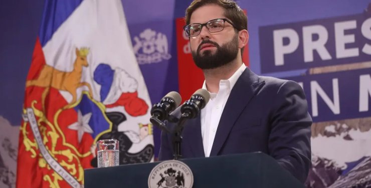 Cadem: Desaprobación a pdte. Boric llega a 64% y 65% cree muy importante reformar sistema político