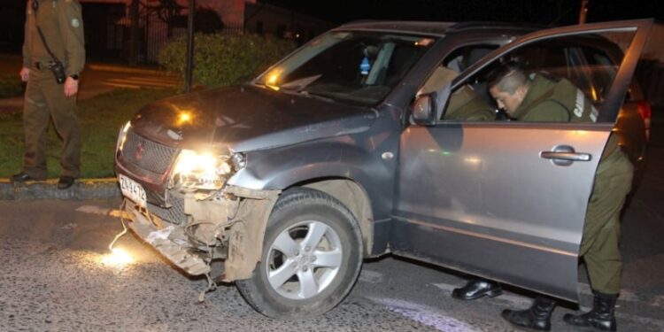 Tres detenidos y un carro de Carabineros con daños dejó persecución en Osorno