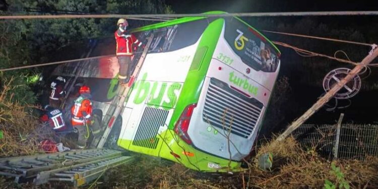 Un fallecido y 15 lesionados dejó colisión entre un bus y un automóvil en Mariquina
