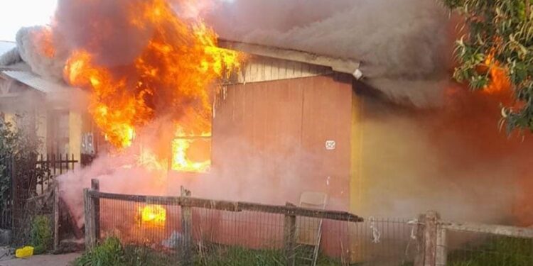 Incendio en Puyehue dejó una vivienda destruida en su totalidad