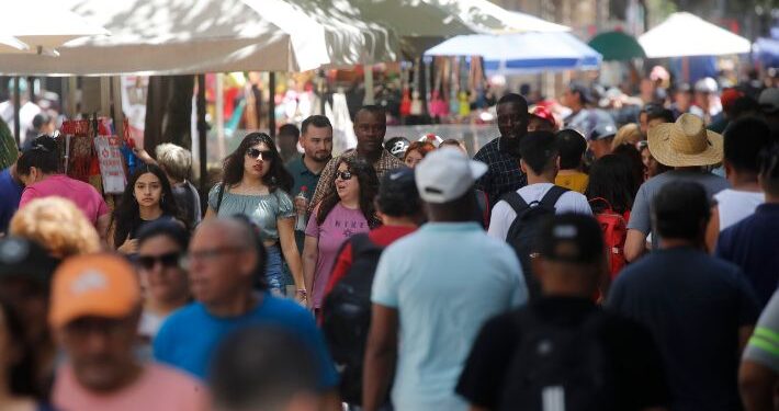 Inmigrantes alcanzan el 11% de los empleos en Chile y empresas piden políticas para mayor formalización