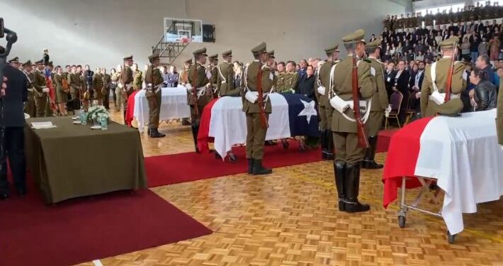 Entregan cuerpos de carabineros y son llevados a Escuela de Suboficiales de Concepción para responso