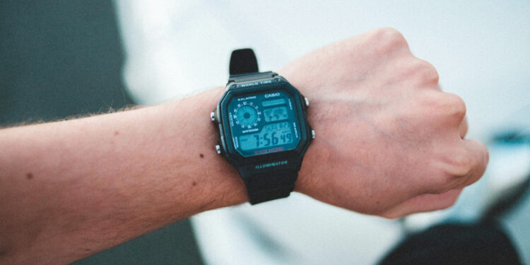 Este sábado se cambia la hora en Chile: ¿Se adelanta o se atrasa?