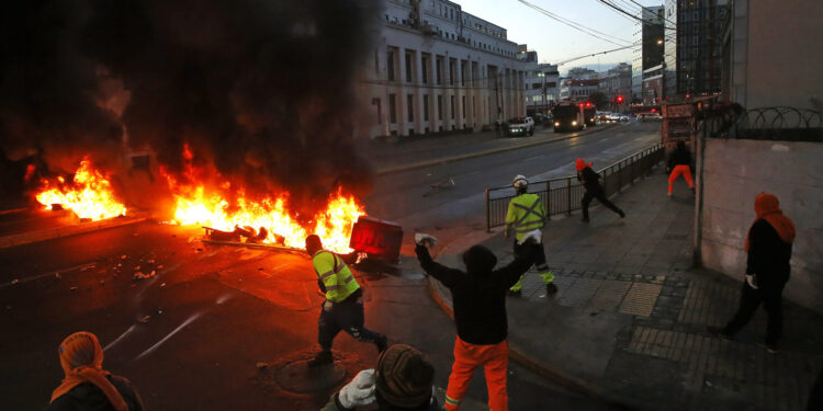 Portuarios levantaron barricadas incendiarias en Valparaíso