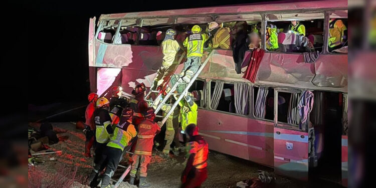 Bus de turistas volcó en San Pedro de Atacama: Al menos un muerto y 40 heridos