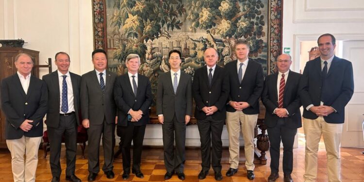 SNA pide «velar por el libre comercio» tras reunión con embajador de China