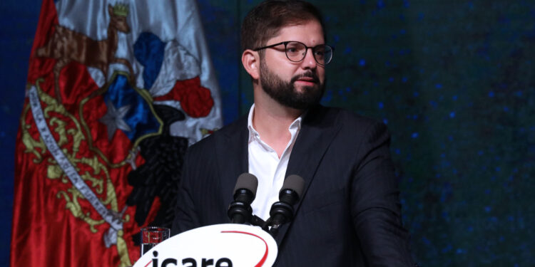 Sistema político: Presidente Boric se compromete a promover un acuerdo amplio