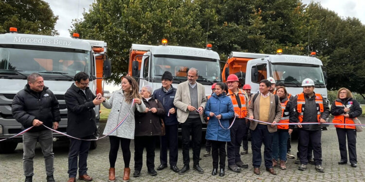 Entregan tres camiones tolva a Vialidad Osorno: inversión supera los $429 millones