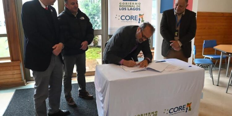 Gobierno Regional de Los Lagos hace entrega de insumos médicos a los tres servicios de salud de la región