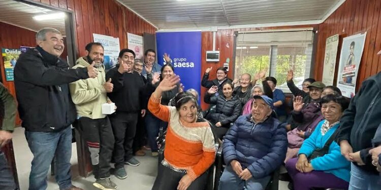 Saesa apoya a comunidad de Kofalmo en San Pablo con instalación eléctrica en estación médico rural 