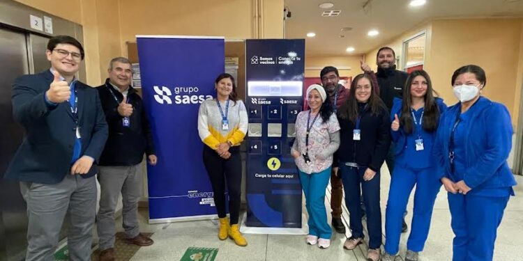 Saesa entregó tótem para carga de celulares en Cesfam Quinto Centenario de Osorno